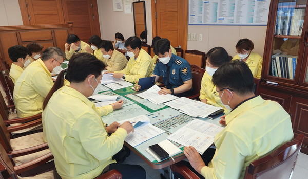 성동구와 성동경찰서, 소관부서, 성수권역 동 주민센터가 함께 대책회의 모습.[성동구 제공]