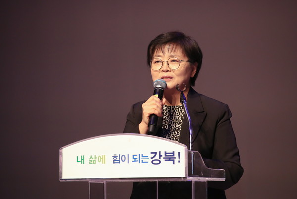 이순희 강북구청장이 지난해 강북구 자치회관 프로그램 발표회 및 작품 전시회에서 인사말을 전하고 있다. [강북구 제공]