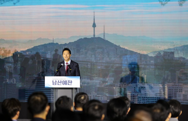 오세훈 서울시장이 5일 오전 서울 중구 남산예장공원 남산 곤돌라 탑승장 예정지에서 열린 곤돌라 착공식에서 기념사를 하고 있다. [연합뉴스]