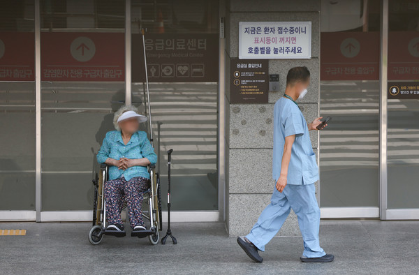 전국 곳곳에서 응급실 운영이 파행하는 가운데 정부가 지난 4일 군의관 등 보강 인력을 긴급 배치했다. 이날 서울 양천구 이화여자대학교 목동병원에서 한 환자가 응급의료센터 인근에서 대기하고 있다. [연합뉴스] 