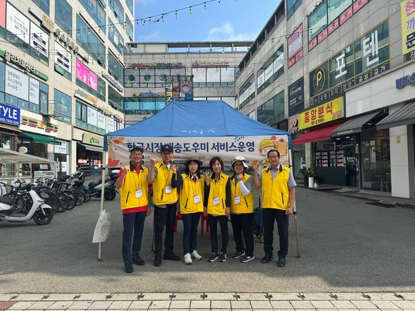 전통시장 및 상점가 구매 물품 운반 도우미. [소상공인지원센터 제공]