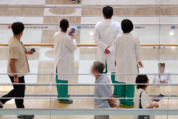 경찰 수사에도 '의사 블랙리스트' 업데이트… "헛짓 그만" 조롱까지