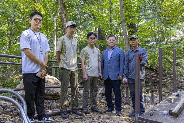  ‘북한산 무장애 탐방로 정비사업’ 현장을 방문해 현장 관계자들과 함께한 이상수 의원(우측 두번째). [강북구의회 제공]