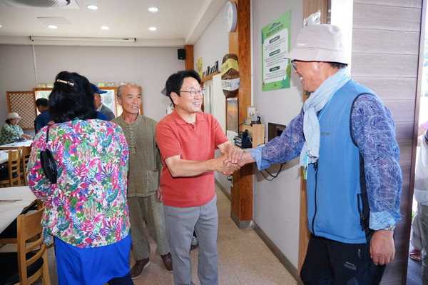 강기정 광주광역시장이 27일 오전 북구 무등산 평촌마을 무돌길 쉼터에서 환경부 선정 체류형 생태관광 체험단을 맞이하고 있다. [광주광역시 제공]