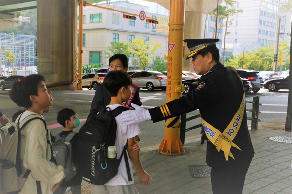 경기 안양동안경찰서는 호원초교 앞에서 경찰서장을 비롯한 녹색어머니, 모범운전자, 호원초교장, 지역경찰 등 100여명이 함께한 가운데 ‘아이먼저 어린이 교통안전’ 캠페인을 최근 실시했다고 29일 밝혔다. [안양동안서 제공] 