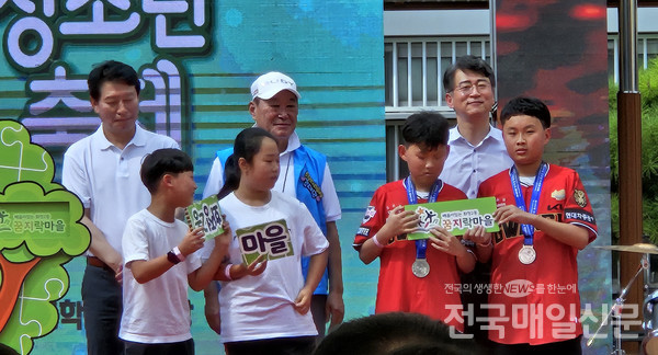 광주광역시 서구 화정2동 주민자치회는 28일 주월초등학교에서 주민총회 및 청소년축제를 성황리에 개최했다. 사진 뒤 왼쪽부터 조인철 국회의원, 김재만 회장, 김이강 서구청장.