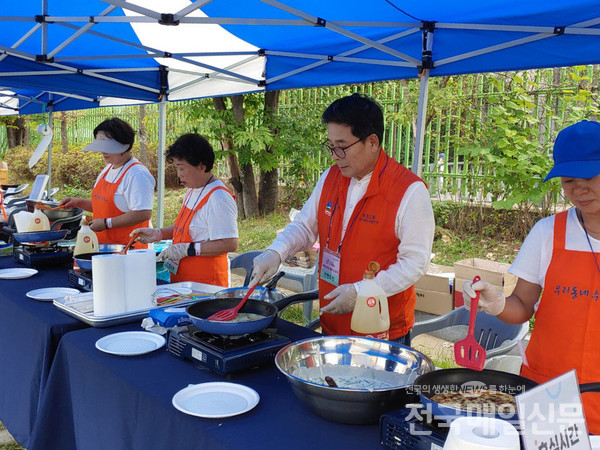 광주광역시 서구 화정2동 주민자치회는 28일 주월초등학교에서 주민총회 및 청소년축제를 성황리에 개최했다. 사진은 보장협의체에서 부침개 만드는 모습.