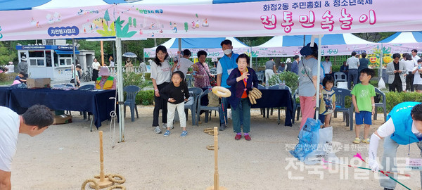 광주광역시 서구 화정2동 주민자치회는 28일 주월초등학교에서 주민총회 및 청소년축제를 성황리에 개최했다. 사진은 전통민속놀이.