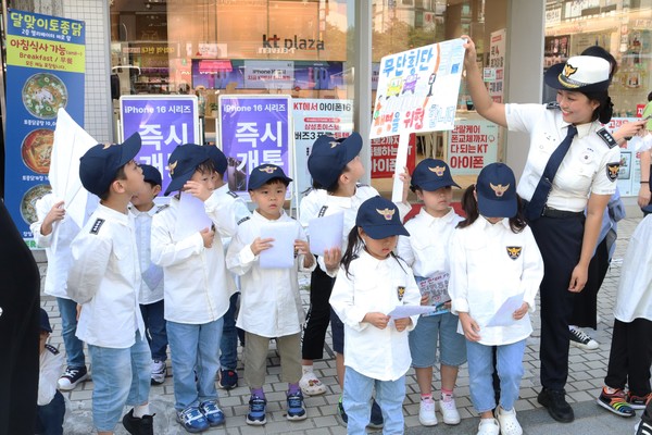 일산서부경찰서는 일산서구 대화동 소재 고양시립대화소망어린이집에서 원생 50여 명이 참석한 가운데 어린이 교통경찰 발대식 및 교통안전 캠페인을 펼쳤다. [일산서부경찰서 제공]