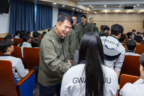 선수단과 인사를 나누고 있는 이정선 교육감. [광주체고 제공]