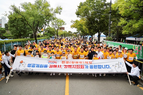 김해 아름누리길 마라톤대회에서 홍태용 김해시장과 김해시의원들이 참여해, 한 마음으로 전국(장애인)체전의 성공을 기원했다.[김해시 제공]