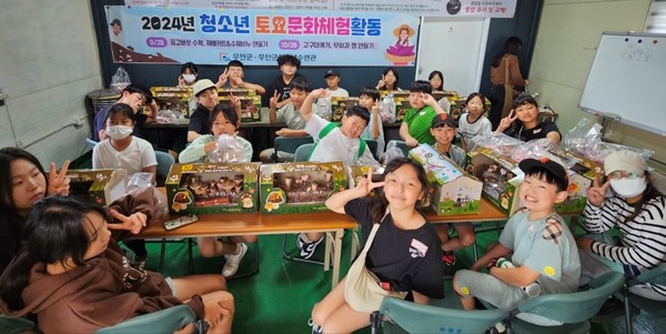 참솔고버섯농장에서 진행된 청소년 토요문화체험활동. [무안군 제공]