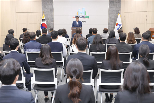 신규공무원 임용장 수여 및 격려사. [삼척시 제공]