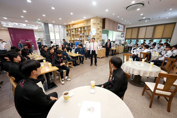 홍태용 김해시장이 전국체전 참가 김해시청 선수단을 격려하고 있는 모습.[김해시 제공]