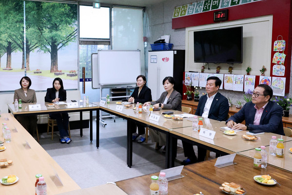 노량진1동에 위치한 ‘구립동작실버센터’에 방문해 시설장으로부터 운영현황을 청취하고 있는 복지건설위원회 의원들 모습. [동작구의회 제공]