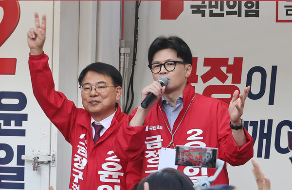 국민의힘 한동훈 대표가 9일 오후 부산 금정구 부산대 정문 앞에서 10·16 재보궐선거에 출마한 윤일현 금정구청장 후보의 유세를 지원하고 있다. [연합뉴스]