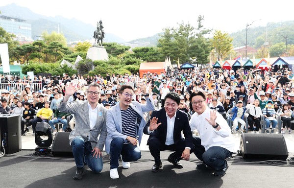 강감찬 토크쇼에서 패널, 주민들과 기념촬영하는 박준희 관악구청장(오른쪽 두 번째). [관악구 제공]