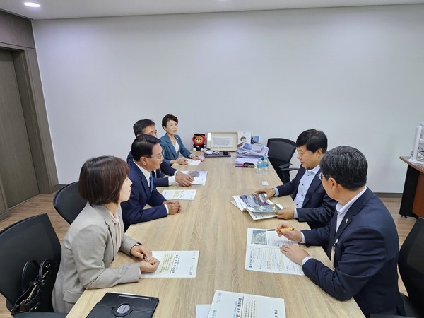 심덕섭 고창군수(왼쪽 가운데)가 16일 이성윤 국회의원(오른쪽 가운데)과 면담하고 지역현안사업을 건의하고 있다. [고창군 제공] 