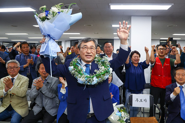 서울시교육감 보궐선거일인 16일 오후 정근식 후보가 서울 마포구에 마련된 사무실에서 당선이 확실시되자 기뻐하고 있다. [연합뉴스]