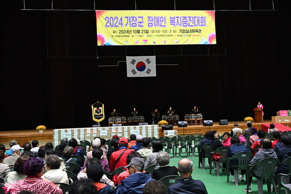 기장군이 장애인복지증진대회를 개최했다. 사진은 장애인복지증진대회 난타공연 모습. [기장군 제공]