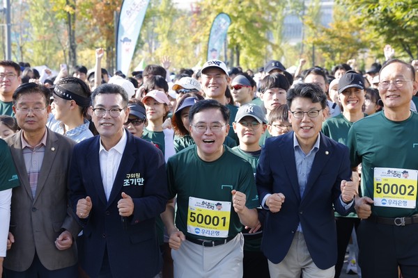 진교훈 강서구청장(가운데)이 10월 12일 오전 강서 '허준RUN 페스티벌 대회'장에서 참가자들의 안전 완주를 기원하며 응원하고 있다. [강서구 제공]