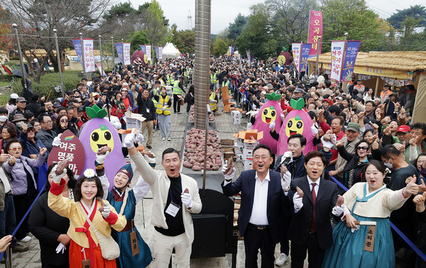 여주오곡나루축제 대표적 먹거리 ‘고구마기네스’ 행사장 인파. [여주시 제공]