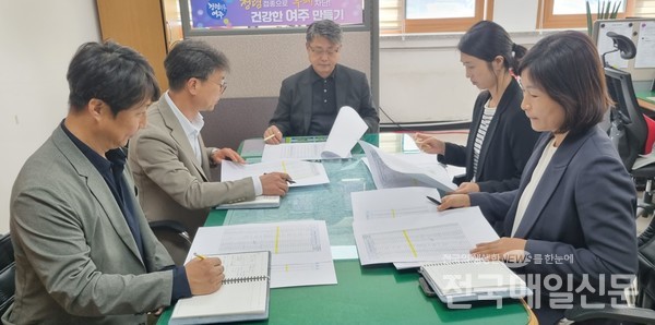 김현택 여주시 축산과장(가운데)과 업무회의 중인 축산과.