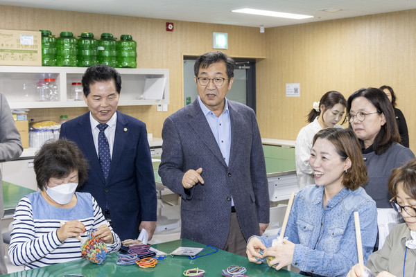 사진 뒷줄 왼쪽 전철규 운영위원장, 오른쪽 한상욱 미래복지위원장. [강서구의회 제공]