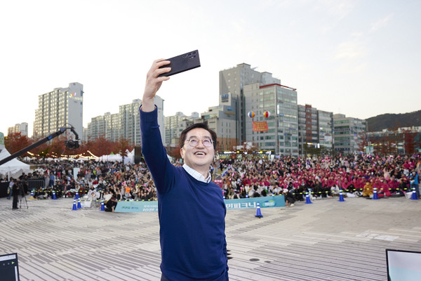 김동연 경기도지사가 도민의 날을 기념해 5천여 경기도민과 한 자리에서 소통하는 시간을 가졌다. [경기도 제공] 