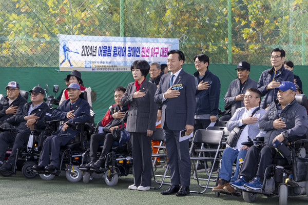 강서구의회 박성호 의장 (앞줄 우측 세번째)과 이종숙 의원(우측 네번째)이 4일 게이트볼장에서 개최된 ‘샬롬 장애인 야구단 야구대회’에 참석해 국민의례를 하고 있다. [강서구의회 제공]