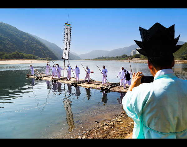 미시령 힐링가도 전국 사진공모전에서 이상오 씨의 ‘인제 뗏목’이 금상 수상의 영예를 안았다. [인제군 제공]