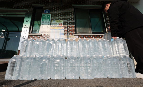 8일 오후 충남 홍성군 결성면 형산리 주교노인회관 앞에 주민들에게 공급하는 생수가 쌓여있다. [연합뉴스]