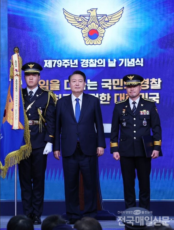 국승인(오른쪽) 순천서장이 윤석열 대통령으로부터 대통령 표창을 수여받고 기념촬영을 하고 있다.