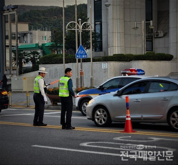 교통지도에 나선 국승인 서장.