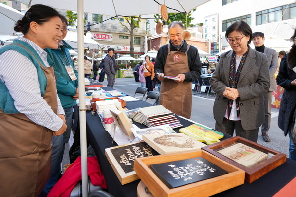 이순희 강북구청장이 ‘강북 공예백화점, 강백이네’ 현장을 둘러보고 있다. [강북구 제공]