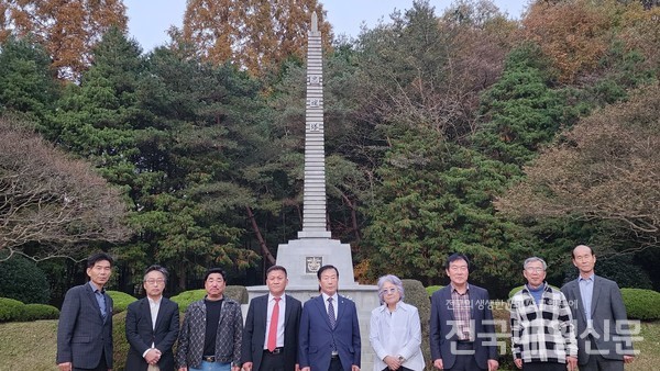 6·25 전쟁 당시 숨은 영웅들의 이야기를 담아낸 영화 ‘압록’의 제작팀과 관계자들이 12일 전남 곡성을 방문해 촬영지 탐방 행사를 가졌다.