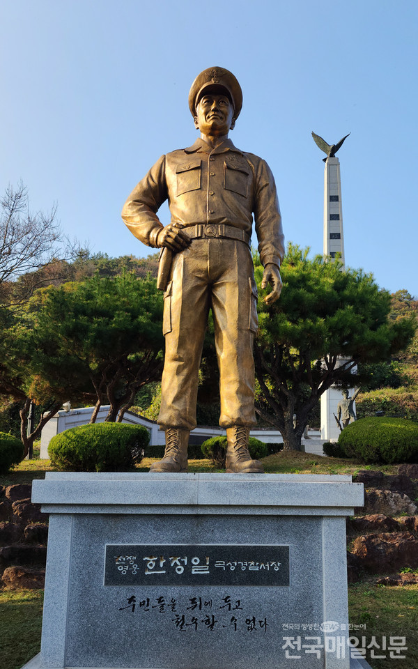 6·25 전쟁 당시 숨은 영웅들의 이야기를 담아낸 영화 ‘압록’의 제작팀과 관계자들이 12일 전남 곡성을 방문해 촬영지 탐방 행사를 가졌다.