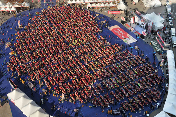 2014년 11월 14일 오후 서울광장에서 열린 '2014 한국야쿠르트 사랑의 김장나누기 축제'에서 야쿠르트아줌마들이 김치를 담그고 있다. [한국야구르트 제공] ​