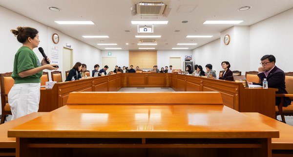 구로구의회 의원과 직원들이 김경미 섀도우캐비닛 대표에게 생성형 AI 활용 교육을 받고 있다. [구로구의회 제공]