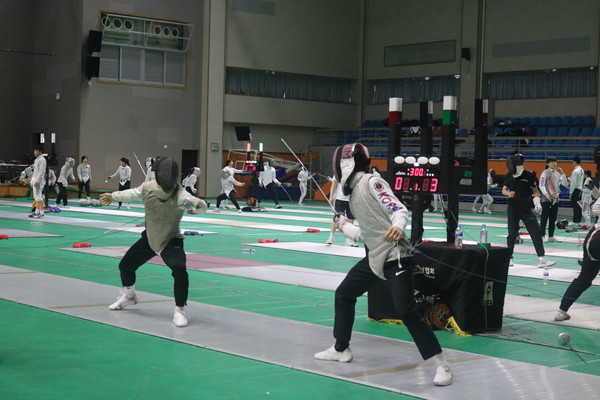 올해 강진군에서 개최된 제21회 한국중고펜싱연맹 선수권대회 현장. [강진군 제공]