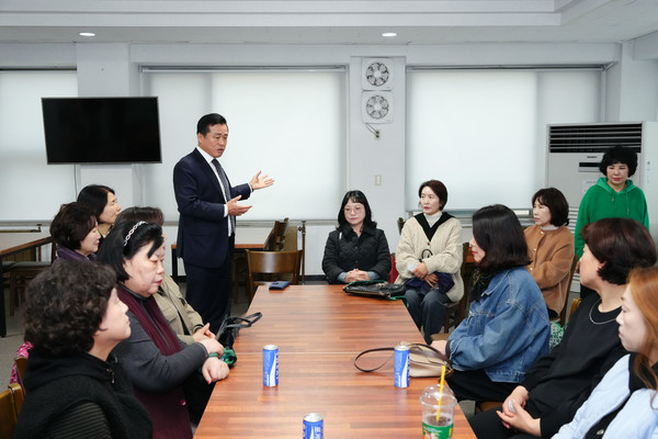  노원구의회(의장 손영준, 중앙 왼쪽)는 21일 공릉2동 단체장들과 함께 육군사관학교 탐방행사를 가졌다. [노원구의회 제공]