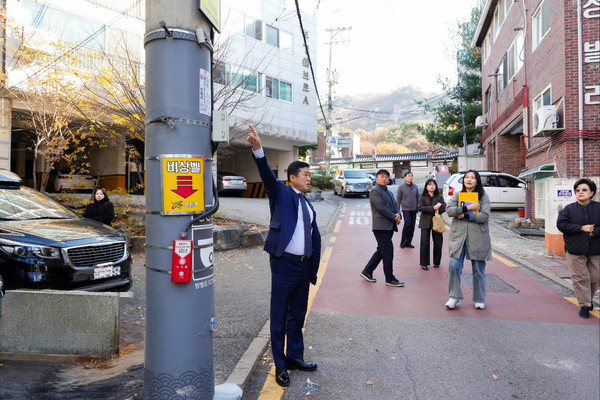 22일 손영준 의장(왼쪽)이 중계본동 중계로14라길(파리바게트~원암유치원) 구간에 대해 어린이, 유치원 통학환경 안전대책 모색을 위한 현장점검에 나선 모습. [노원구의회 제공]