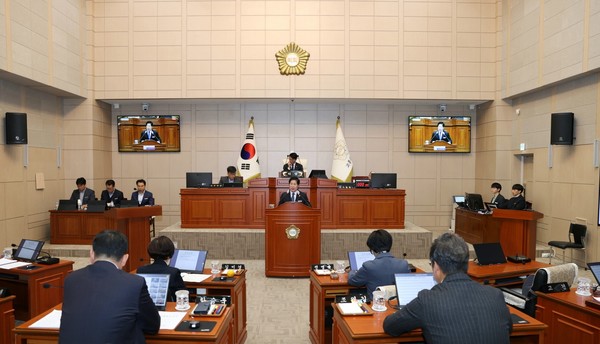 공영민 전남 고흥군수는 최근 열린 제331회 고흥군의회 제2차 정례회에서 시정연설을 통해 올해 주요 성과와 내년도 군정 운영 방향을 제시했다. [고흥군 제공]