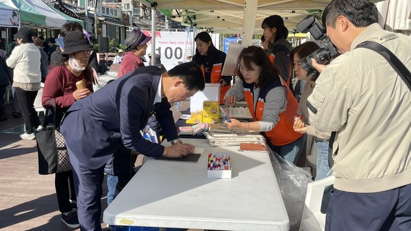 이승로 구청장(왼쪽)이 개울장에 참석해 연필로 글씨쓰기 행사에 참여하고 있다. [김종영 기자]