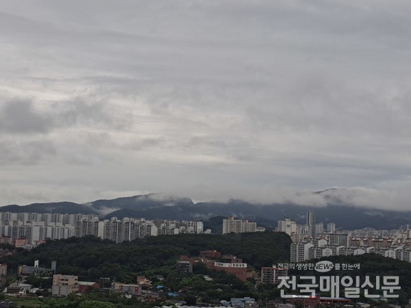 17일 화요일은 전국 곳곳에 비 또는 눈이 내리는 곳이 있겠다.