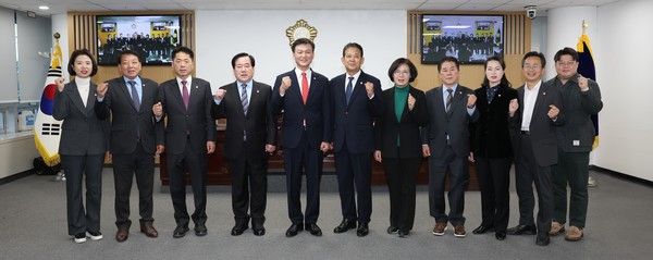 종로구의회가 국민권익위 '2024년도 지방의회 종합청렴도 평가'에서 2등급을 받았다. 종로구의회 의원 단체사진 [전국매일신문DB]