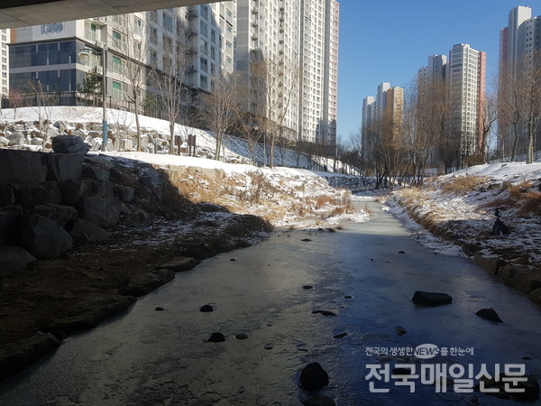 15일 수요일은 아침 기온이 전날보다 5∼10도가량 떨어진 가운데 강풍이 불어 매우 춥겠다.