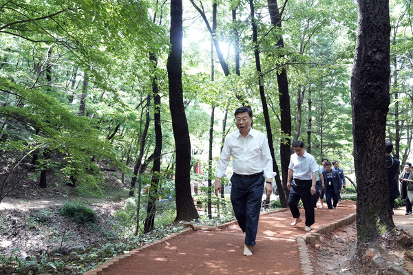 신상진 성남시장이 7월 19일 개장한 대원공원 내 맨발 황톳길을 걷고 있다. [성남시 제공]