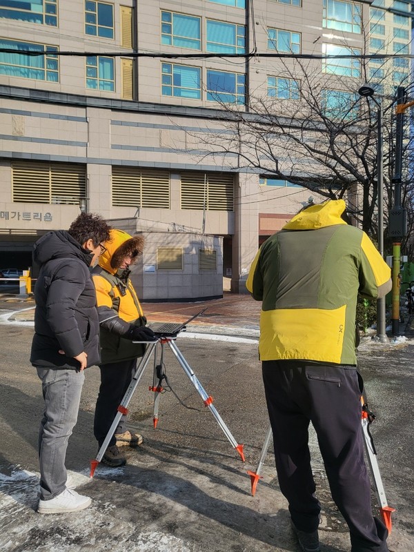 LX와 협력해 지적측량을 하는 모습. [마포구 제공]