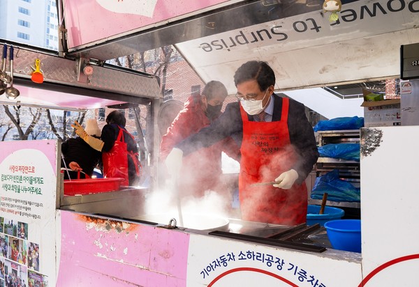 진교훈  구청장(오른쪽)이 가양5종합사회복지관에서 열린 ‘감사하5 희망하5 나눔하5’ 행사에 참석해 푸드트럭에서 짜장면 배식 봉사를 하고 있다.